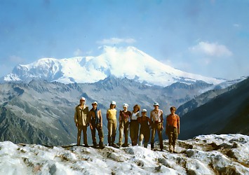 Группа на перевале Басса с видом на Эльбрус. 1985 г.