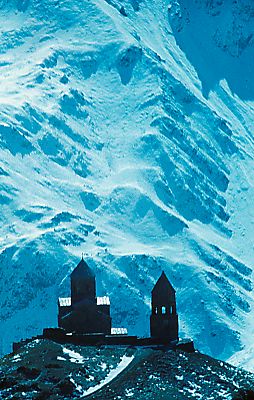 Вид на храм Цминда Самеба (Гергетская Троица). 1988.