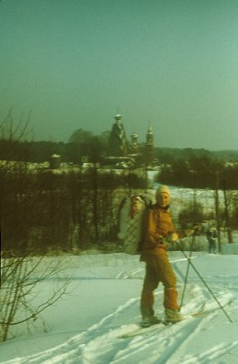 Татьяна Старинская перед комплексом церквей на Ширковом Погосте. 1988 г.